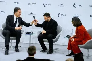 محادثة بين قادة سياسيين خلال مؤتمر ميونيخ للأمن، حيث يناقشون قضايا الحرب في أوكرانيا والجهود الدبلوماسية.