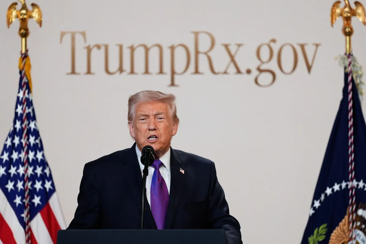 الرئيس الأمريكي السابق دونالد ترامب يتحدث أمام شعار موقع TrumpRx.gov الذي يروج لخفض أسعار الأدوية في الولايات المتحدة.