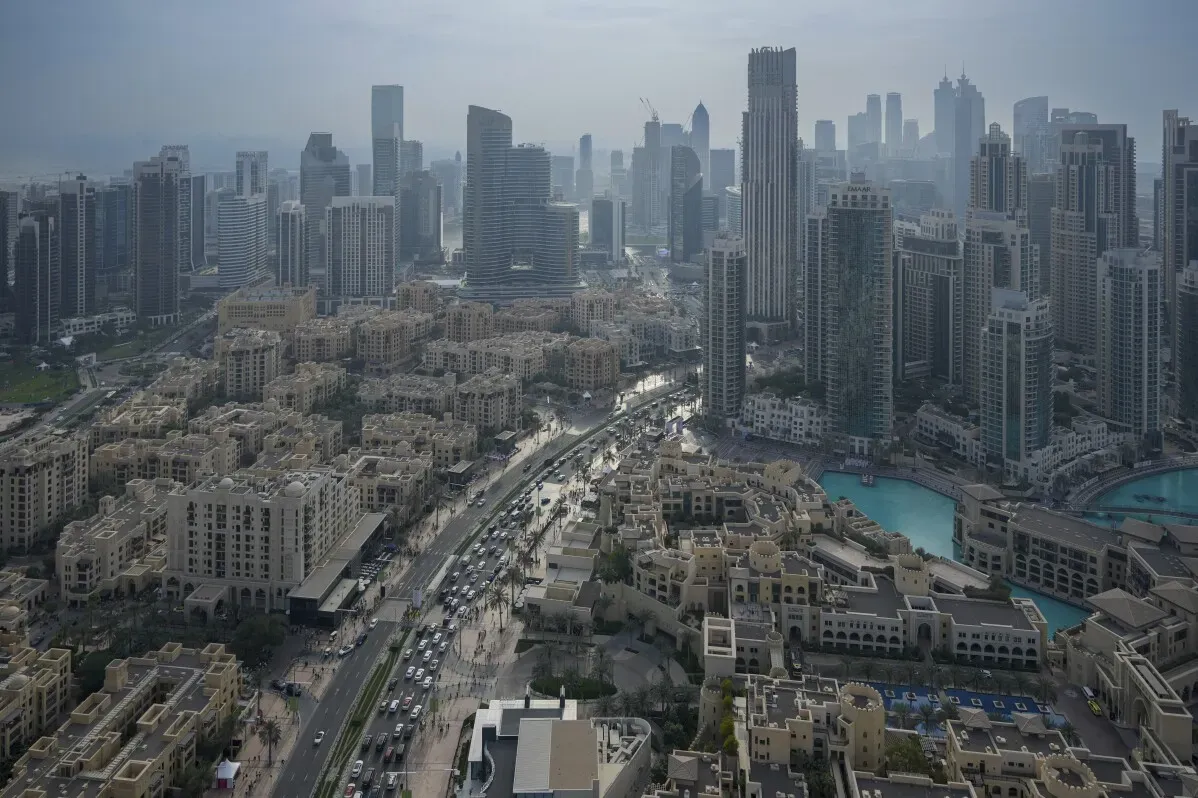 ازدحام مروري في دبي مع ناطحات سحاب خلفية، يعكس ارتفاع عدد السكان والتحديات المرتبطة بالنمو العمراني السريع.