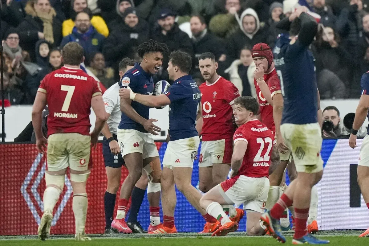 لحظة احتفال لاعبي منتخب فرنسا بعد تسجيل هدف في مباراة ضد منتخب ويلز، ضمن بطولة الأمم الست، في أجواء حماسية وسط الجماهير.