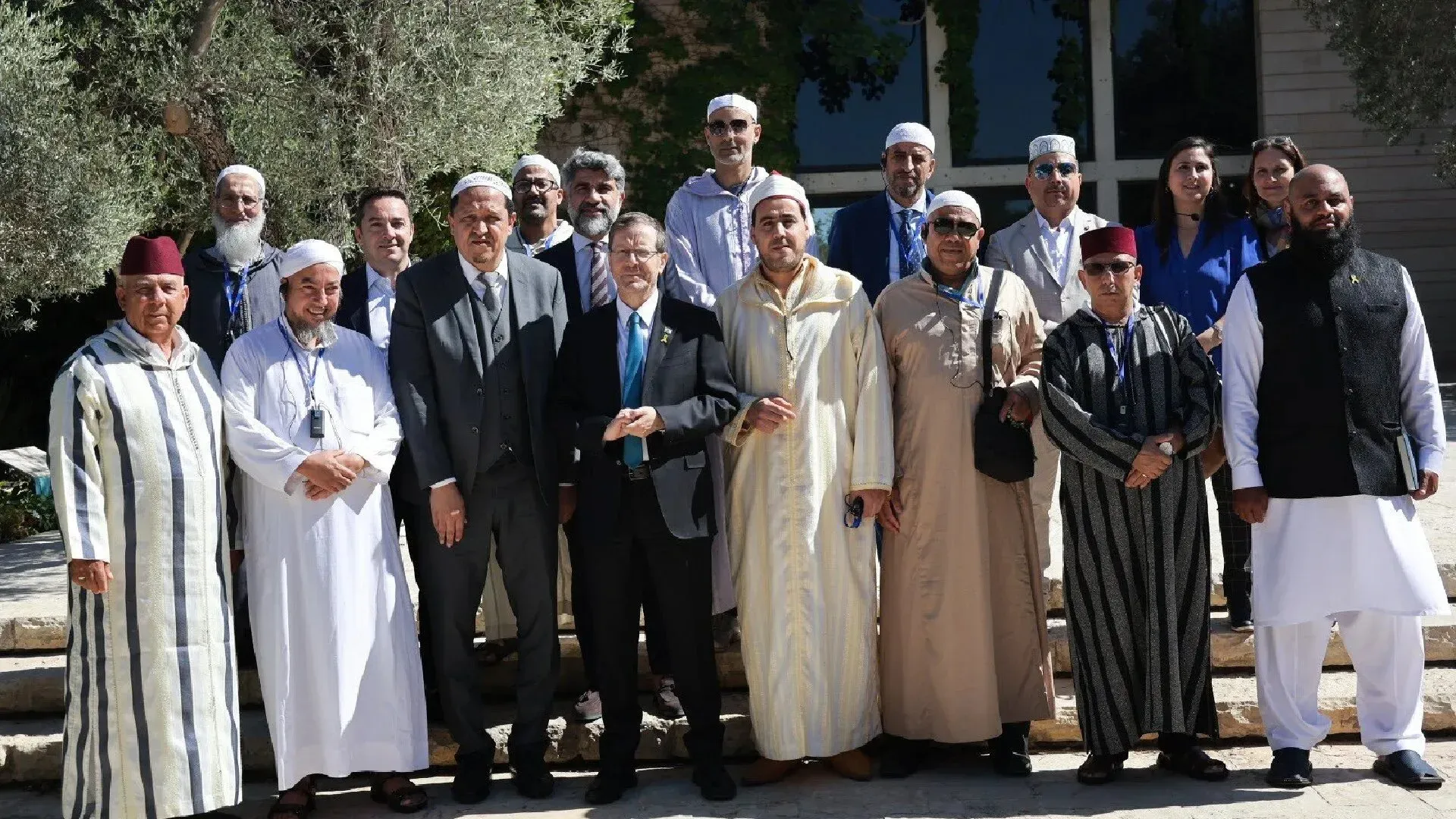 مجموعة من الشخصيات الإسلامية الأوروبية، بما في ذلك إمام هولندي، يلتقون الرئيس الإسرائيلي إسحاق هرتسوغ في القدس.