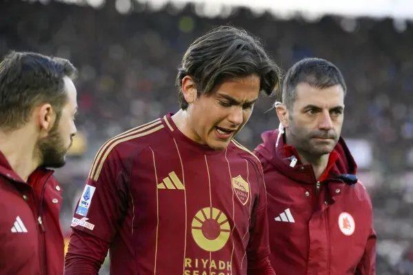 باولو ديبالا، لاعب روما، يظهر متأثراً بعد إصابته في الفخذ خلال مباراة كالياري، مما يستبعده عن بقية الموسم.