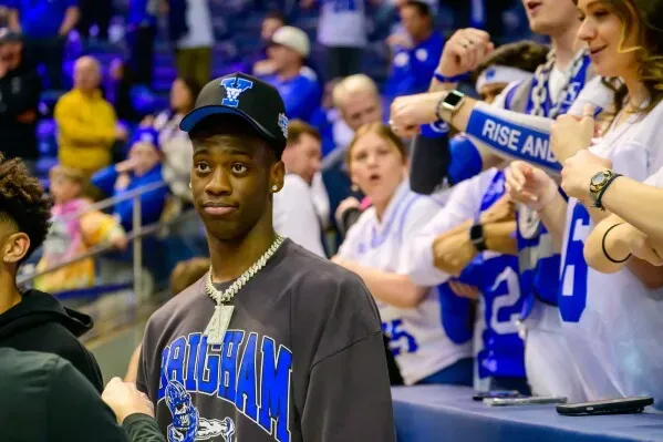 صورة للاعب A.J. Dybantsa، المرشح البارز في مسودة كرة السلة، وهو يرتدي قميص جامعة BYU وسط جمهور مشجع في مباراة.
