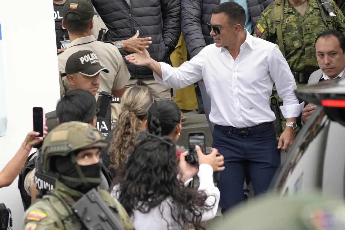 دانييل نوبوا، الرئيس الإكوادوري، يتفاعل مع الناخبين ومجموعة من رجال الشرطة خلال الانتخابات، مع تعزيز الأمان في مراكز الاقتراع.