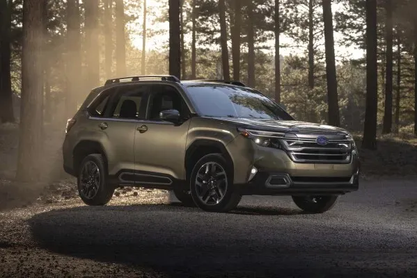 سيارة سوبارو فورستر 2025، SUV صغيرة ذات تصميم صندوقي، تظهر في بيئة طبيعية مع إضاءة خافتة، مما يبرز قدرتها على المغامرة.