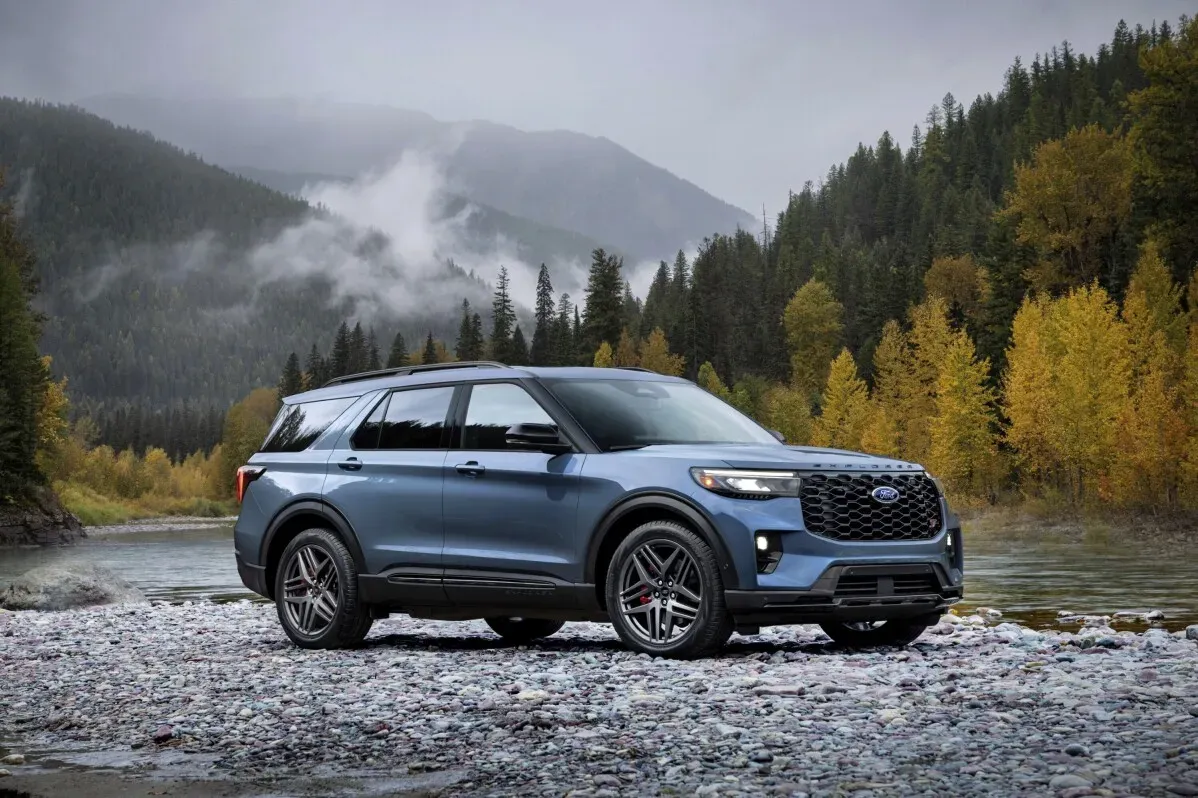 فورد إكسبلورر 2025، SUV متوسطة الحجم، تتواجد في بيئة طبيعية، تتميز بتصميم عصري ومقصورة واسعة، مثالية للعائلات والرحلات.