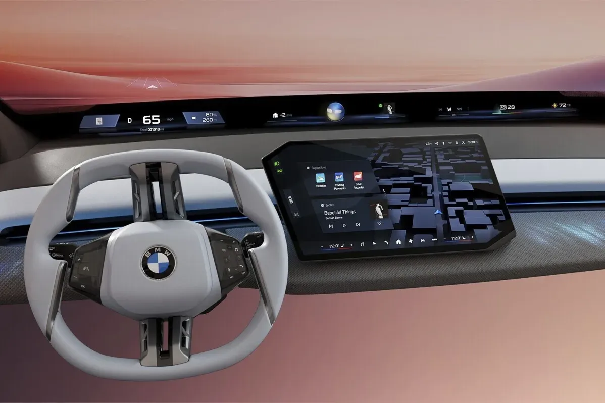 واجهة رقمية مبتكرة من BMW تعرض معلومات القيادة على شاشة تمتد عبر لوحة القيادة، مع عجلة قيادة مربعة الشكل مزودة بأزرار مضيئة.