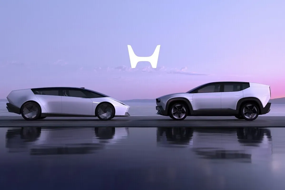 سيارتان كهربائيتان جديدتان من هوندا، SUV وصالون، بتصميم جريء، مع شعار هوندا في الخلفية، تعكسان مستقبل التنقل المستدام.