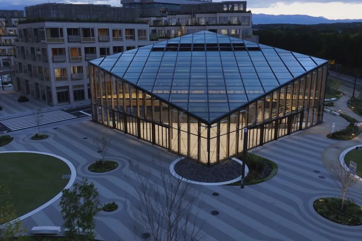 مدينة Woven City من تويوتا، تصميم مبتكر يجسد رؤية مستقبلية للتنقل مع مباني زجاجية وحدائق، يهدف لتحقيق كفاءة بيئية عالية.
