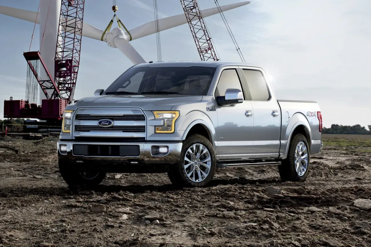 شاحنة فورد F-150 موديل 2015-2020، ذات هيكل من الألومنيوم، مع محرك V8، وتتميز بكفاءة استهلاك الوقود وقدرات سحب تصل إلى 13,200 رطل.