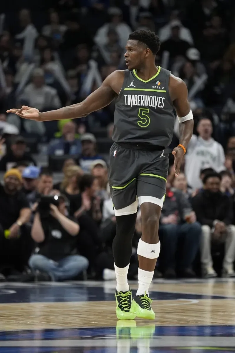 أنتوني إدواردز، لاعب مينيسوتا تمبروولفز، يحتفل بعد تسجيل نقطة خلال مباراة ضد هيوستن روكتس، حيث سجل 41 نقطة.