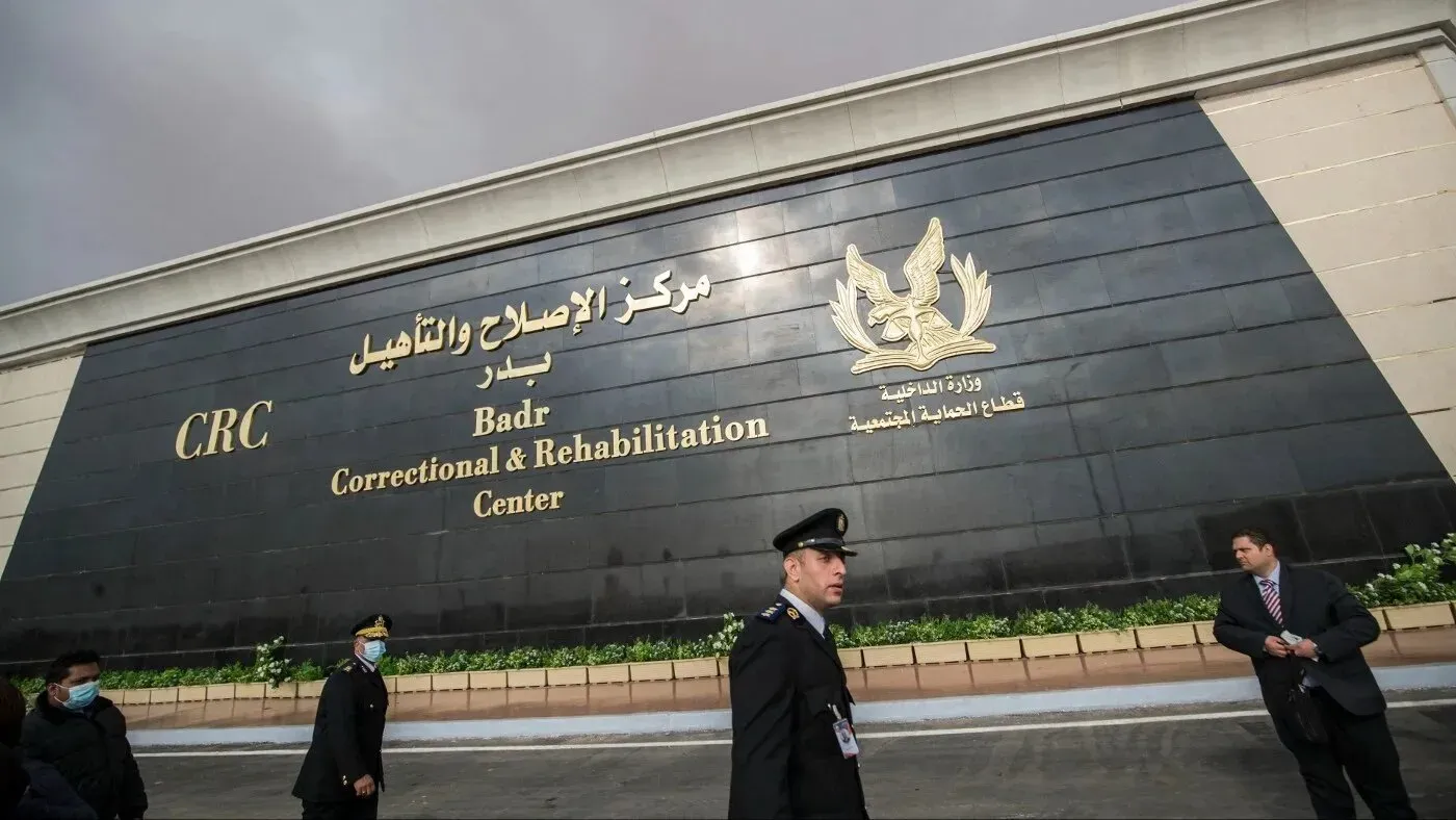 مركز بدر للإصلاح والتأهيل، يُظهر واجهته الخارجية مع رجال الأمن، في ظل تقارير عن انتهاكات حقوقية وسوء أوضاع المحتجزين.