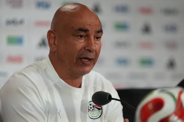 المدرب حسام حسن يتحدث خلال مؤتمر صحفي قبل مباراة مصر ضد نيوزيلندا في كأس العالم، مع التركيز على الطموحات التاريخية للفراعنة.