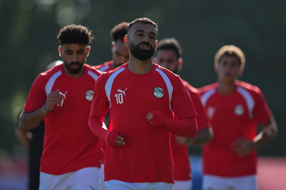 لاعبو المنتخب المصري يتدربون قبل مواجهة نيوزيلندا في كأس العالم، مع التركيز على تحقيق أول انتصار تاريخي في البطولة.