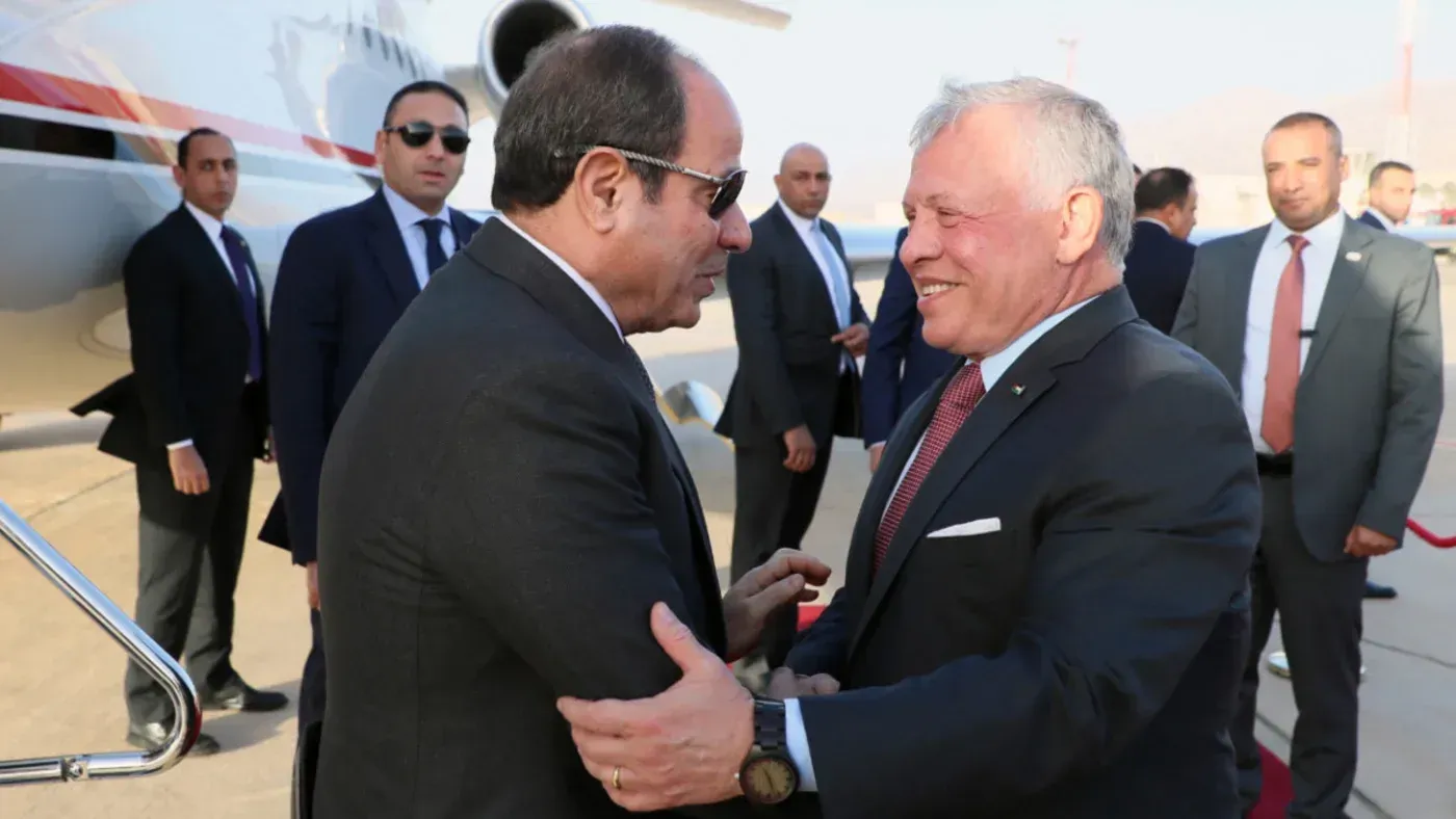 لقاء بين الرئيس المصري عبد الفتاح السيسي والعاهل الأردني الملك عبد الله الثاني، حيث يتبادلان التحيات في مطار.