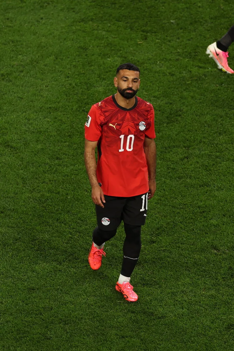 محمد صلاح، لاعب المنتخب المصري، يغادر الملعب بتعبير قلق بعد إصابته في الركبة خلال مباراة كأس العالم ضد إيران.