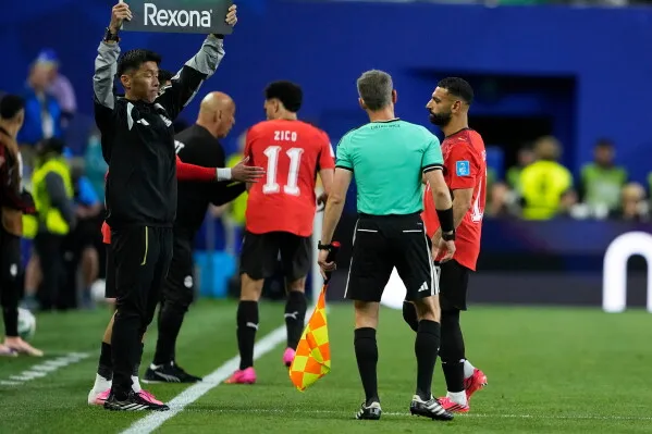تبديل اللاعب المصري محمد صلاح في مباراة كأس العالم ضد إيران، حيث دخل مصطفى زيكو بدلاً منه بعد إصابته في الركبة.
