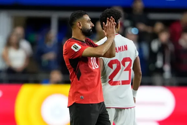محمد صلاح، لاعب المنتخب المصري، يودع الملعب بعد إصابته في الركبة خلال مباراة كأس العالم ضد إيران، مما أثار قلق الجماهير.