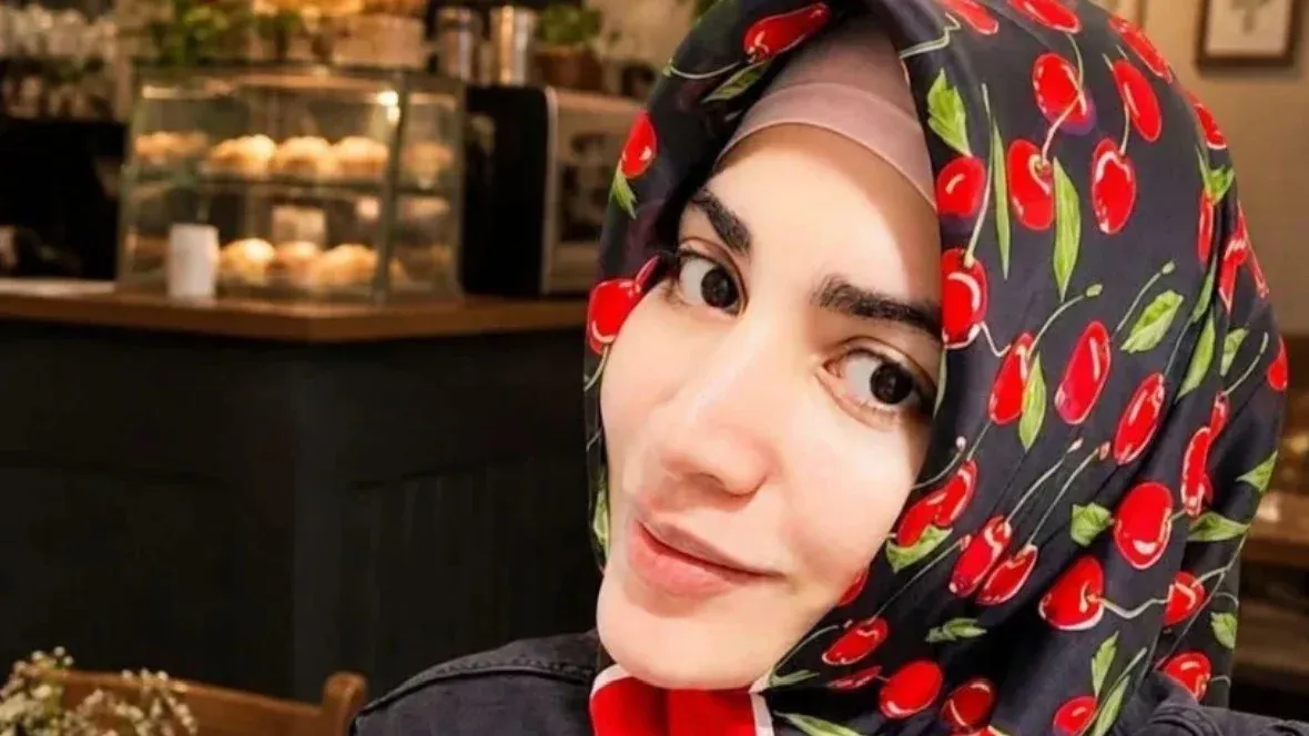 مريم عبد الباسط، محجبة، تتواجد في مستشفى، تواجه الترحيل من عُمان إلى مصر بعد ولادة طفلها، وسط ادعاءات بوجود نشرة حمراء من Interpol.