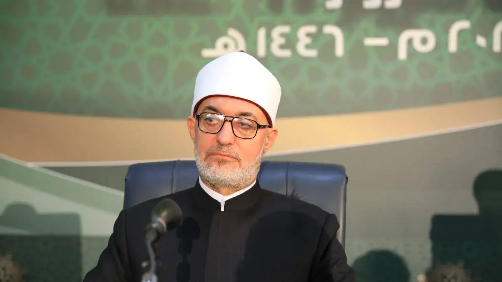 مفتي مصر نذير عياد يتحدث في مؤتمر، معبرًا عن رفضه لفتوى تدعو للجهاد ضد إسرائيل، مشددًا على أهمية الحكمة في التعامل مع الأزمات.