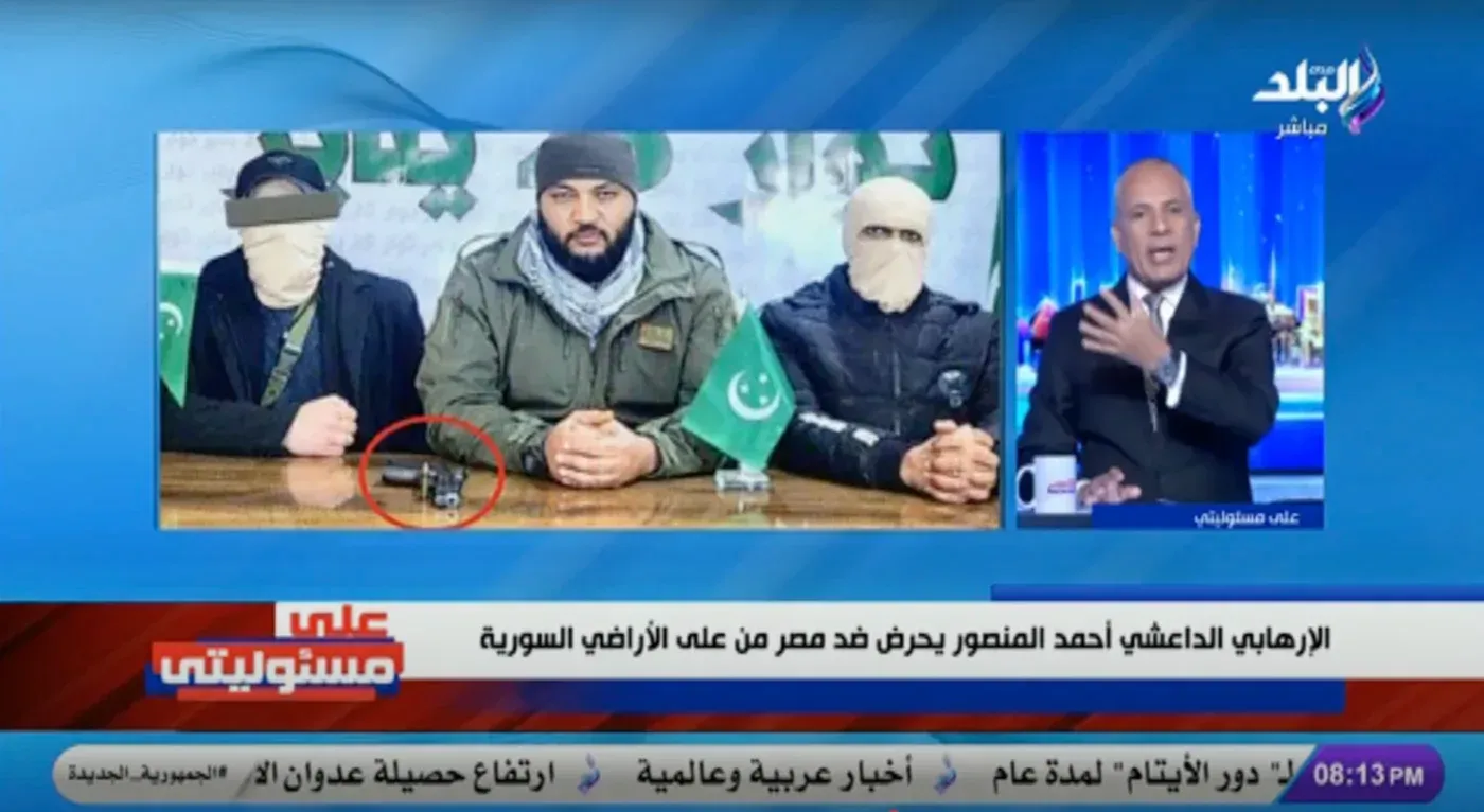 صورة لأحمد المنصور مع رجال ملثمين، يحملون مسدسًا ورصاصة، وعلم مصري قديم، تعبر عن دعواته للمظاهرات ضد السيسي.