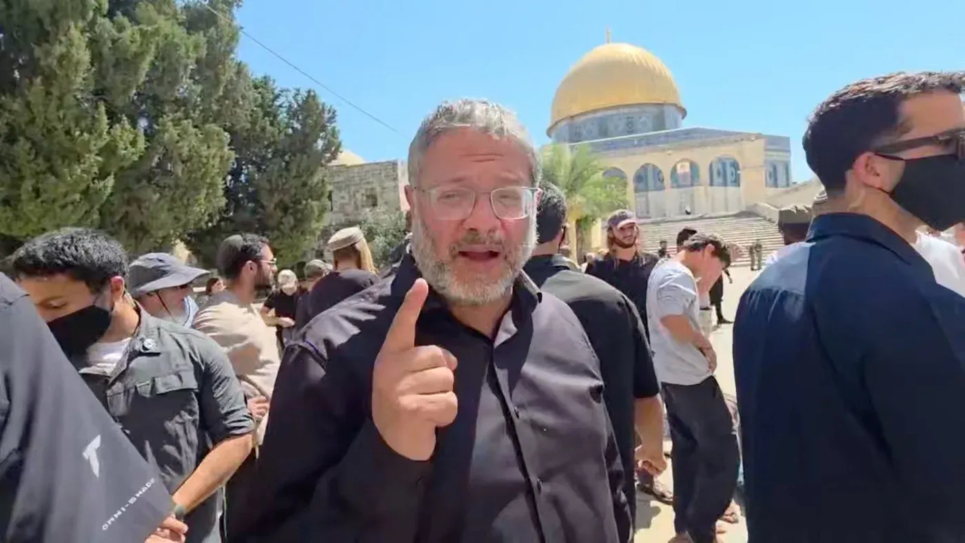 رجل يتحدث أمام قبة الصخرة في المسجد الأقصى وسط تجمع لمستوطنين إسرائيليين خلال اقتحامات مثيرة للجدل في القدس الشرقية.