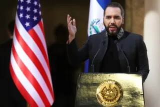 الرئيس نجيب بوكيلي يتحدث أمام علمي السلفادور والولايات المتحدة، مع إعلان ترشحه لولاية ثالثة في انتخابات 2027.