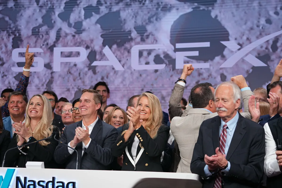 مراسم إطلاق اكتتاب SpaceX في بورصة Nasdaq، حيث يظهر الحضور وهم يحتفلون مع شعار الشركة، مما يعكس الطموحات المالية والتكنولوجية.