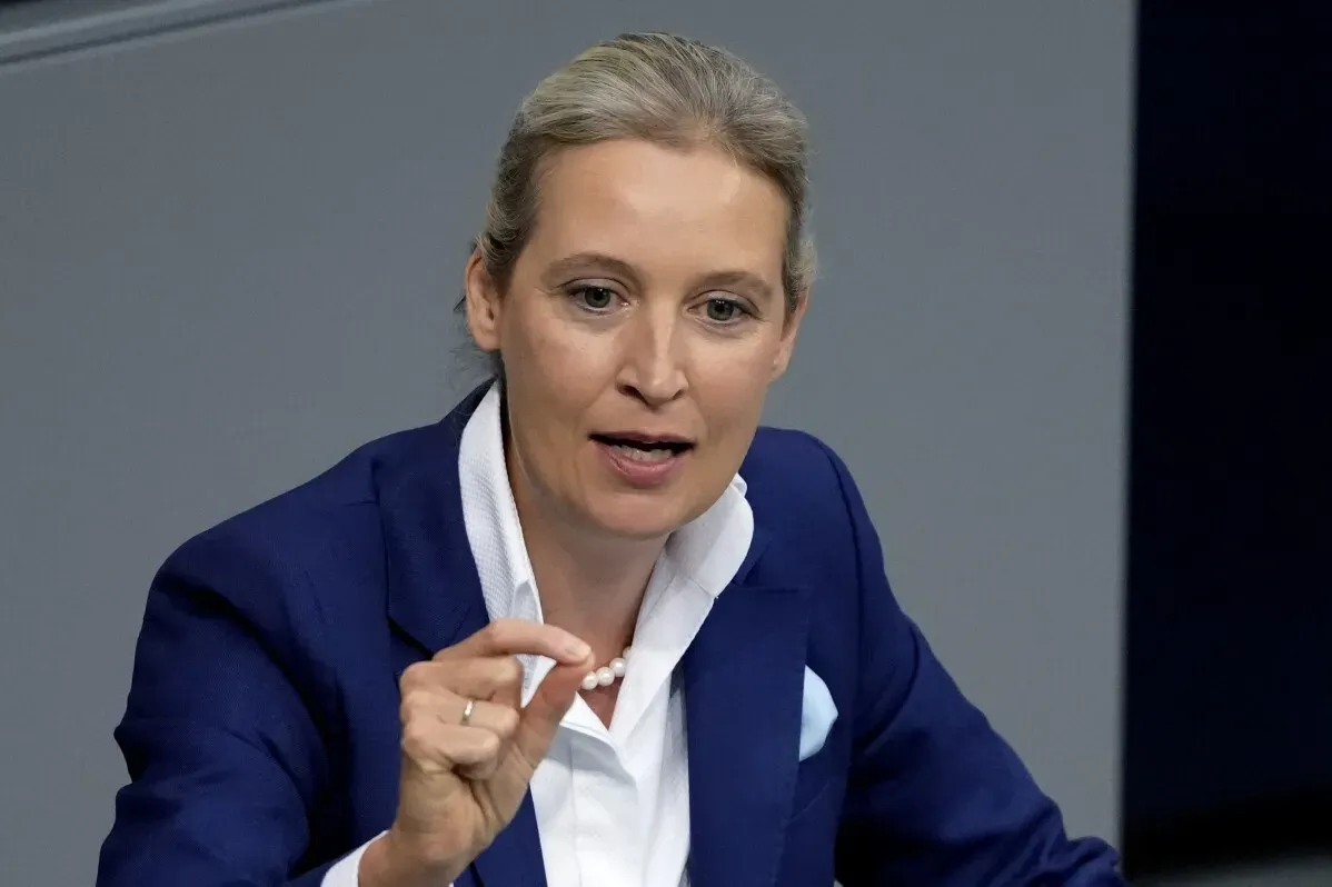 أليس فايدل، زعيمة حزب البديل من أجل ألمانيا، تتحدث في جلسة برلمانية، تعبيرات وجهها تعكس حماسها لدعم الحزب قبل الانتخابات.