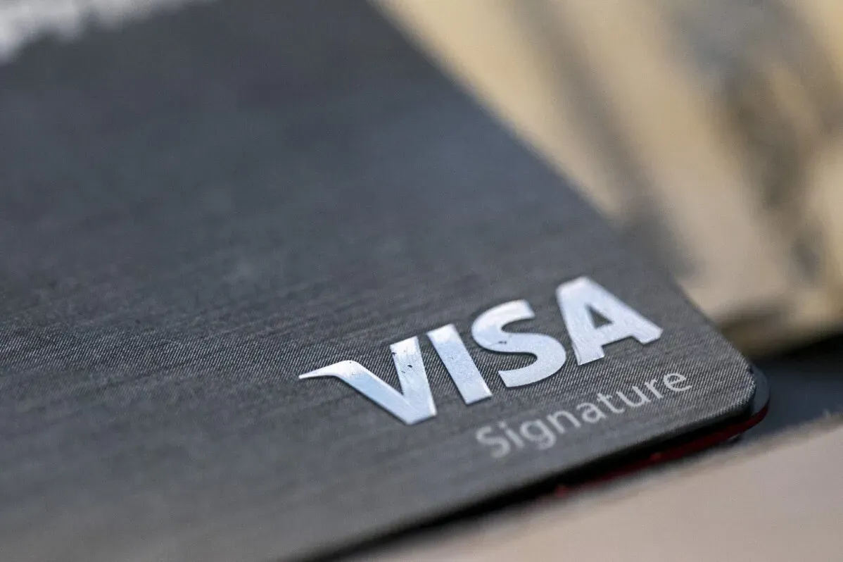 شعار بطاقة فيزا "Signature" مع خلفية داكنة، مرتبط بإعلان عن نظام المدفوعات الفورية لشركة X بالتعاون مع فيزا.