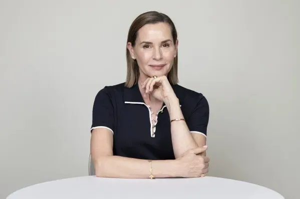 دافيدتز، المخرجة والممثلة، تجلس على طاولة، تعبر عن ثقتها واستعدادها لمناقشة فيلمها الجديد المستوحى من مذكرات ألكسندرا فولر.