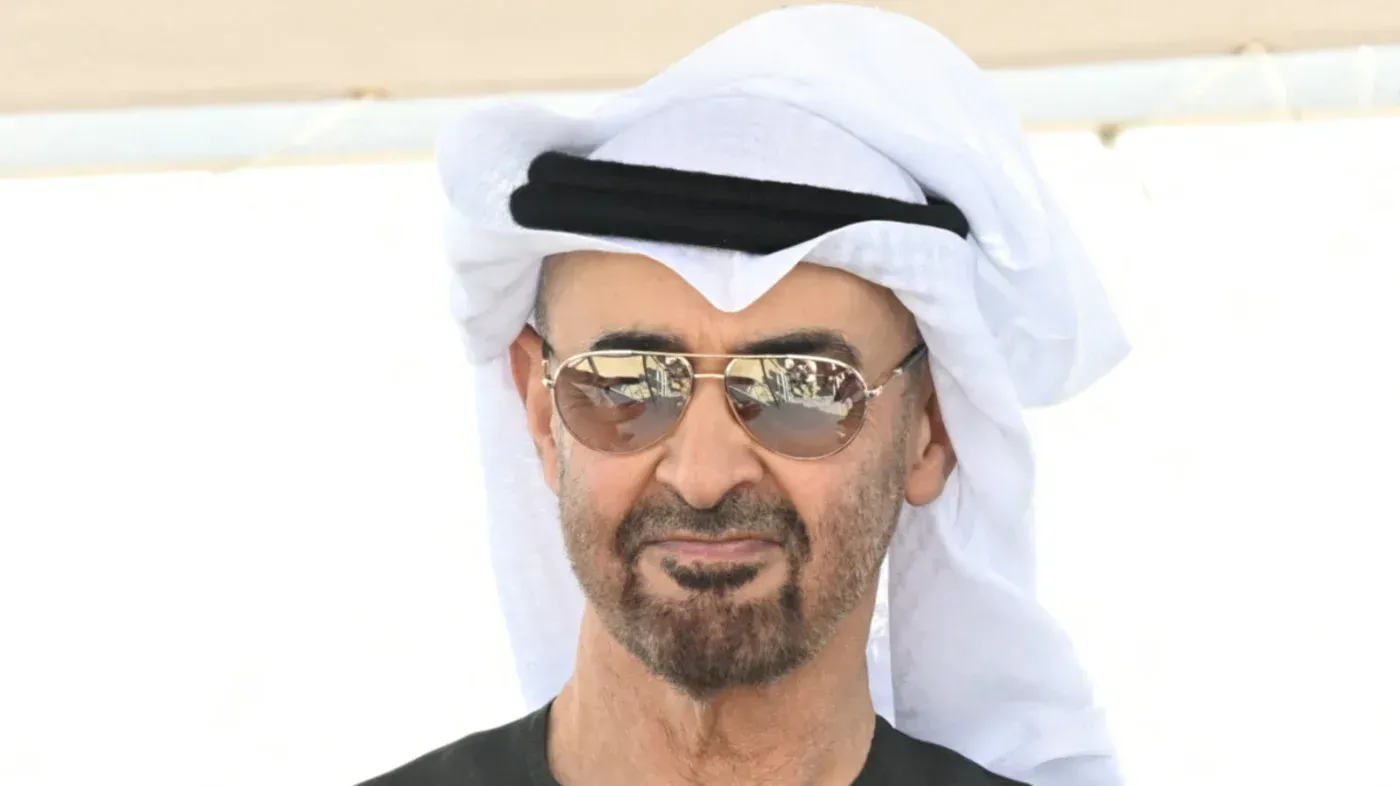 تعبير عن التوترات بين الإمارات والسعودية بعد خروج الإمارات من أوبك، مع التركيز على الأبعاد السياسية والاقتصادية.