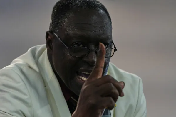 القسّ Roosevelt Toussaint يتحدث بحماس في قداس كنيسة Word of Life Center في Salisbury، وسط تراجع حضور الجالية الهايتية بسبب مخاوف الترحيل بعد إنهاء وضع الحماية المؤقتة TPS.