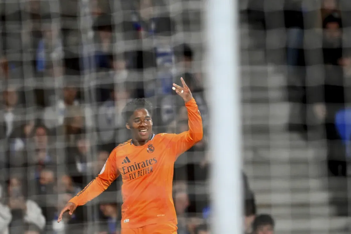 إندريك، مهاجم ريال مدريد، يحتفل بتسجيل هدف في مباراة ضد ريال سوسيداد في نصف نهائي كأس الملك، حيث فاز الفريق 1-0.