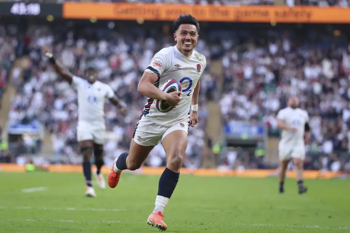 لاعب إنجليزي يركض بالكرة في ملعب الرجبي، مع احتفال الجماهير في الخلفية بعد تسجيله محاولة في مباراة إنجلترا ضد إيطاليا.