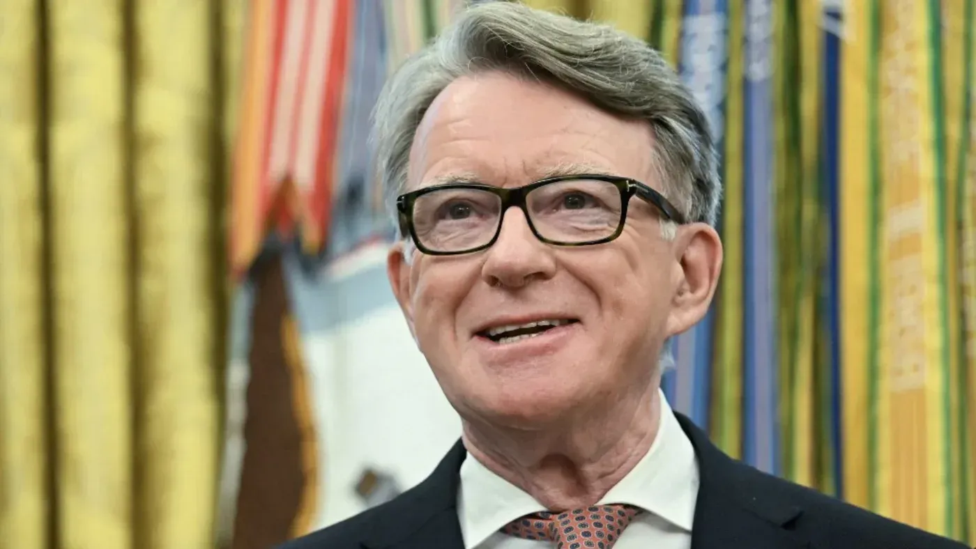 صورة للورد بيتر ماندلسون، وزير بريطاني سابق، مبتسمًا في مناسبة رسمية، مع خلفية تحتوي على ألوان زاهية. تتعلق الصورة بمراسلاته مع إيهود باراك وإبشتاين.