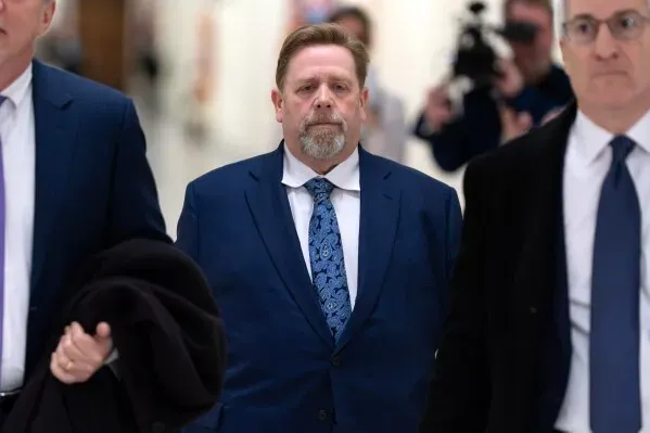 شهادة المحامي دارين إنديك أمام لجنة مجلس النواب حول عدم علمه بانتهاكات جيفري إبشتاين الجنسية، وسط أجواء من التوتر السياسي.