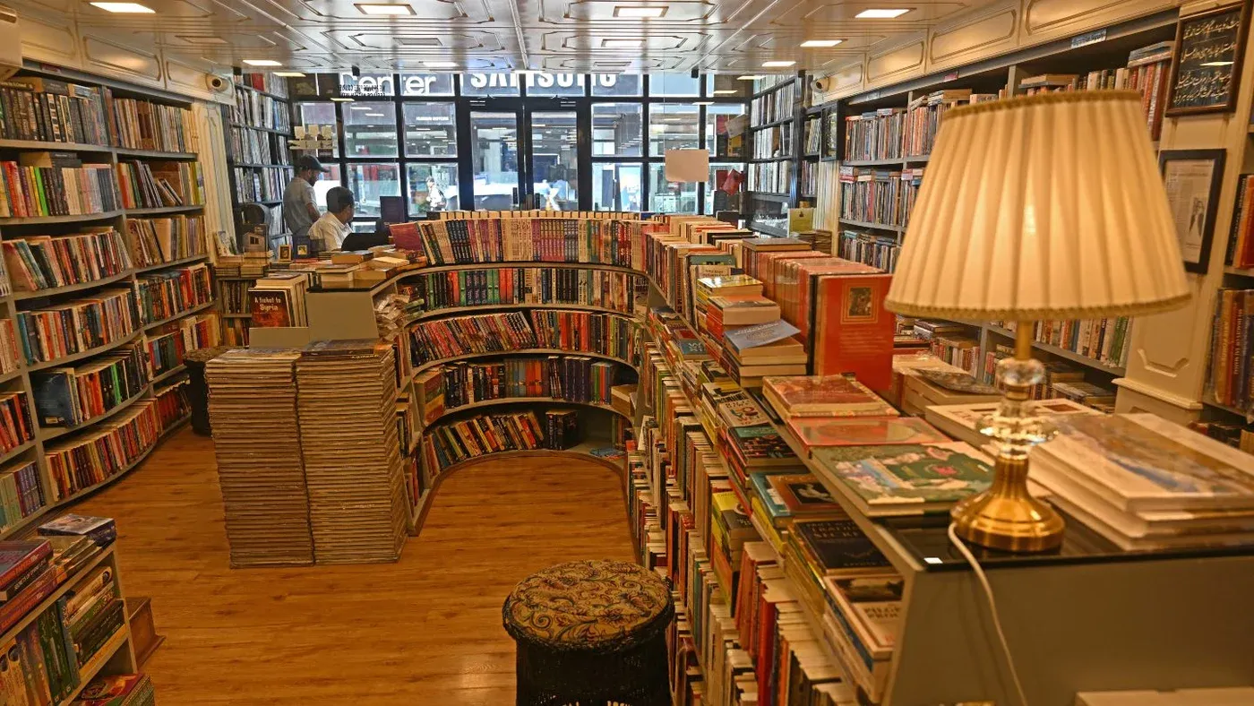 مكتبة عامة في كشمير تضم رفوفاً مليئة بالكتب، تعكس أهمية التدقيق الشامل للمواد التعليمية في المكتبات العامة والمؤسسات التعليمية بالمنطقة.