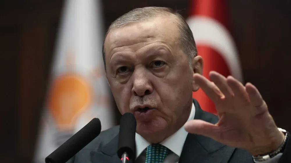 أردوغان يتحدث في أنقرة، مشيدًا بموقف أكراد العراق الرافض للانجرار إلى النزاع الأمريكي-الإسرائيلي على إيران، مؤكدًا أهمية الاستقرار الإقليمي.