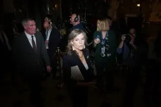 النائبة نانسي مايس تتوسط مجموعة من الصحفيين في مبنى الكابيتول، حيث تتابع التحقيقات حول مزاعم سوء استخدام التمويل.