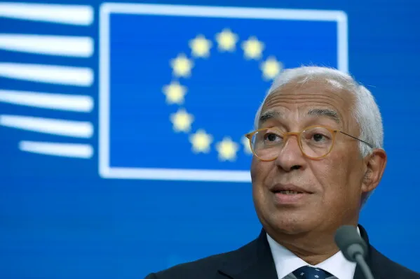 رئيس المجلس الأوروبي أنطونيو كوستا يتحدث خلال مؤتمر صحفي في بروكسل، مع خلفية علم الاتحاد الأوروبي، معبراً عن أهمية التواصل مع موسكو.