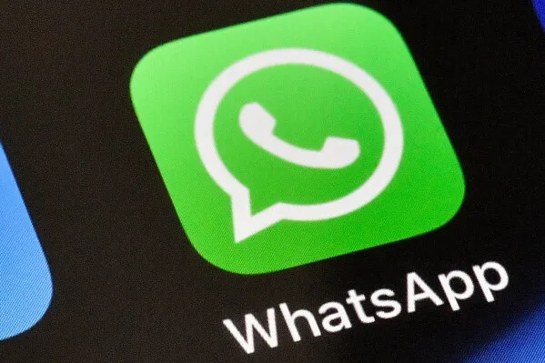 شعار تطبيق واتساب، مع خلفية داكنة، يرمز إلى التواصل الرقمي والذكاء الاصطناعي، في سياق تحقيقات مكافحة الاحتكار في الاتحاد الأوروبي.