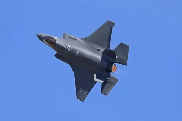 مقاتلة F-35 تحلق في السماء، مظهرة تصميمها المتقدم وقدراتها العالية، وسط تساؤلات حول مستقبل مشتريات الأسلحة في الدول الغربية.