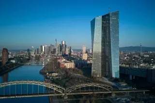 مبنى البنك المركزي الأوروبي في فرانكفورت، مع منظر للمدينة ونهر الماين، يعكس تأثير الحرب الإيرانية على الاقتصاد الأوروبي.