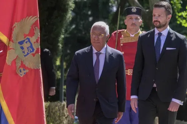 رئيس المجلس الأوروبي أنطونيو كوستا يتحدث مع رئيس الجبل الأسود جاكوف ملاتوفيتش، مع العلم الوطني في الخلفية، خلال زيارة لتعزيز التعاون الأوروبي.