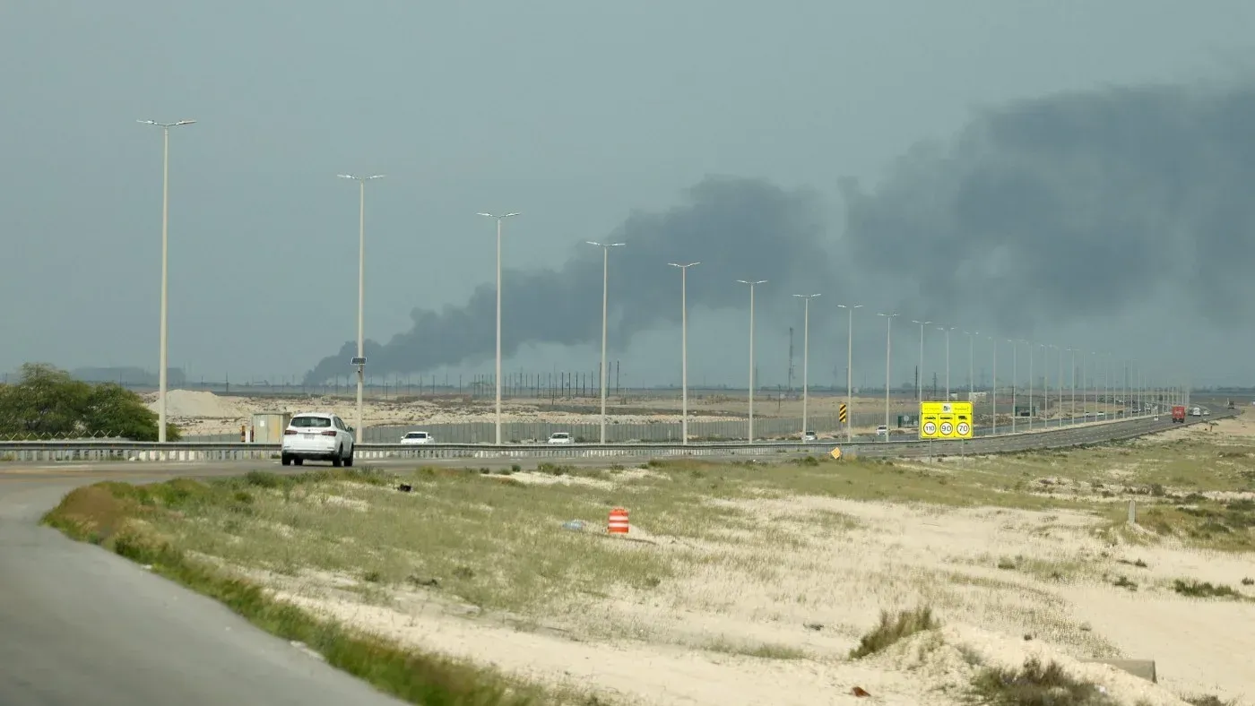 تصاعد الدخان من منشأة صناعية في المنطقة، مما يشير إلى حريق محتمل نتيجة الهجمات على البنية التحتية للطاقة في الشرق الأوسط.