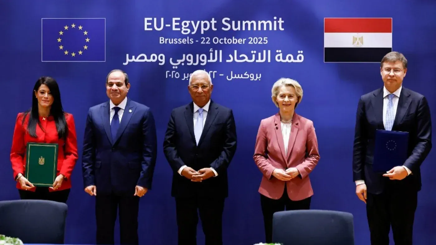 قادة من الاتحاد الأوروبي ومصر في قمة بروكسل، 22 أكتوبر 2025، يتوسطهم علم مصر، في سياق مناقشات حول قضايا الهجرة واللجوء.