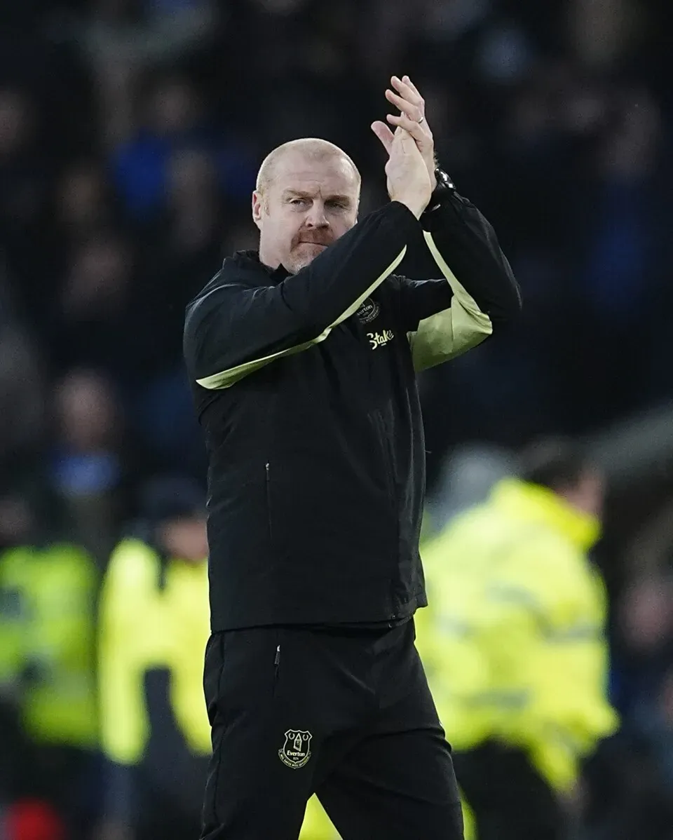 إيفرتون يعلن إقالة المدرب شون ديتش قبل مباراة كأس الاتحاد الإنجليزي، وسط تراجع أداء الفريق في الدوري الإنجليزي الممتاز.