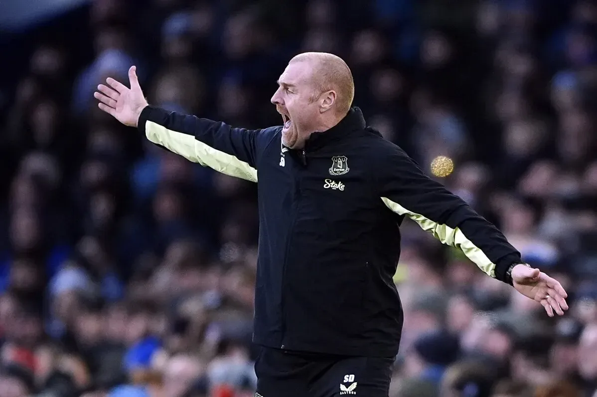 أقال إيفرتون مدربه شون ديتش قبل مباراة كأس الاتحاد الإنجليزي، حيث يعاني الفريق من نتائج سيئة في الدوري.