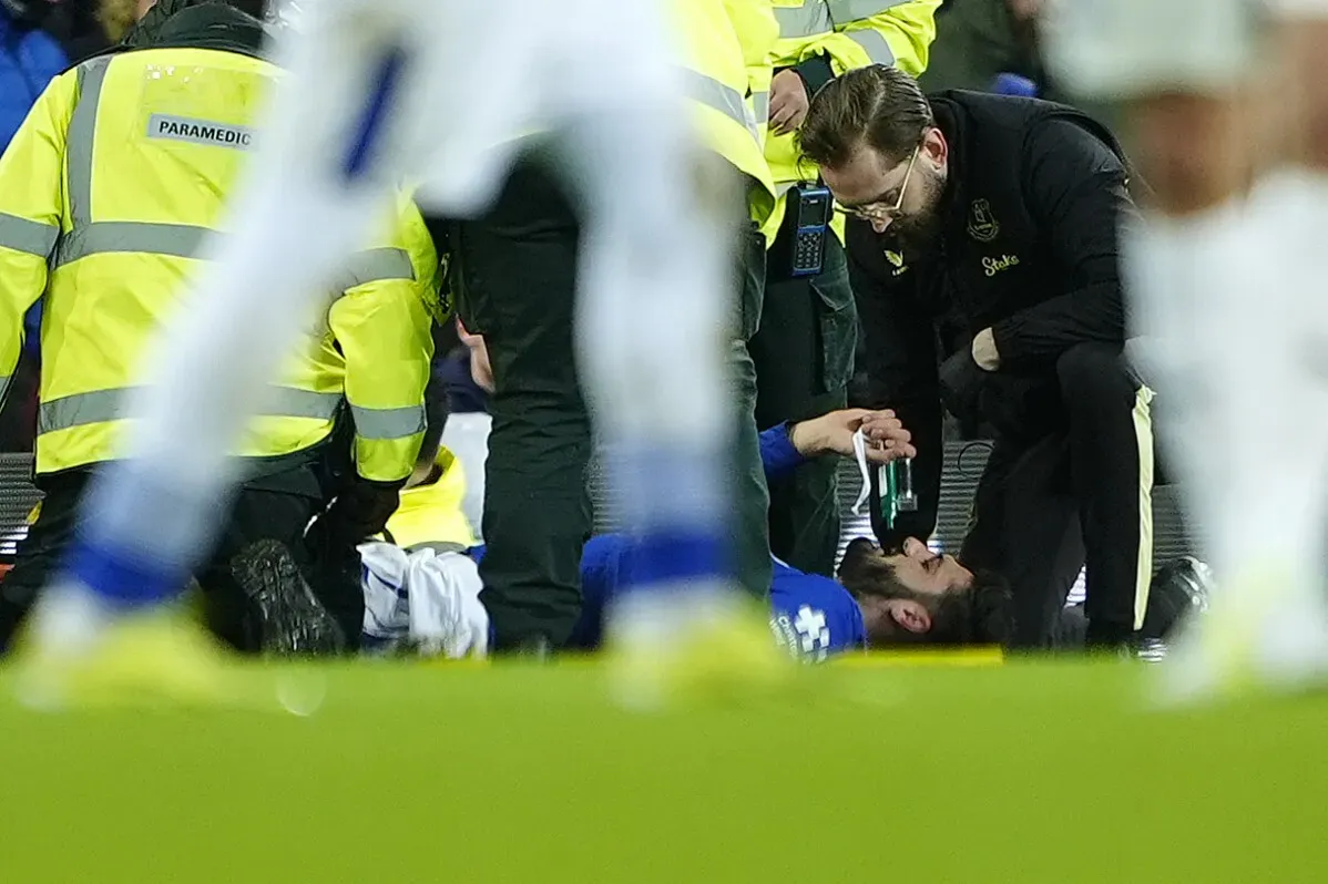 إصابة لاعب إيفرتون أرماندو بروجا على الأرض أثناء تلقيه العلاج بعد تدخل في مباراة كأس الاتحاد الإنجليزي.